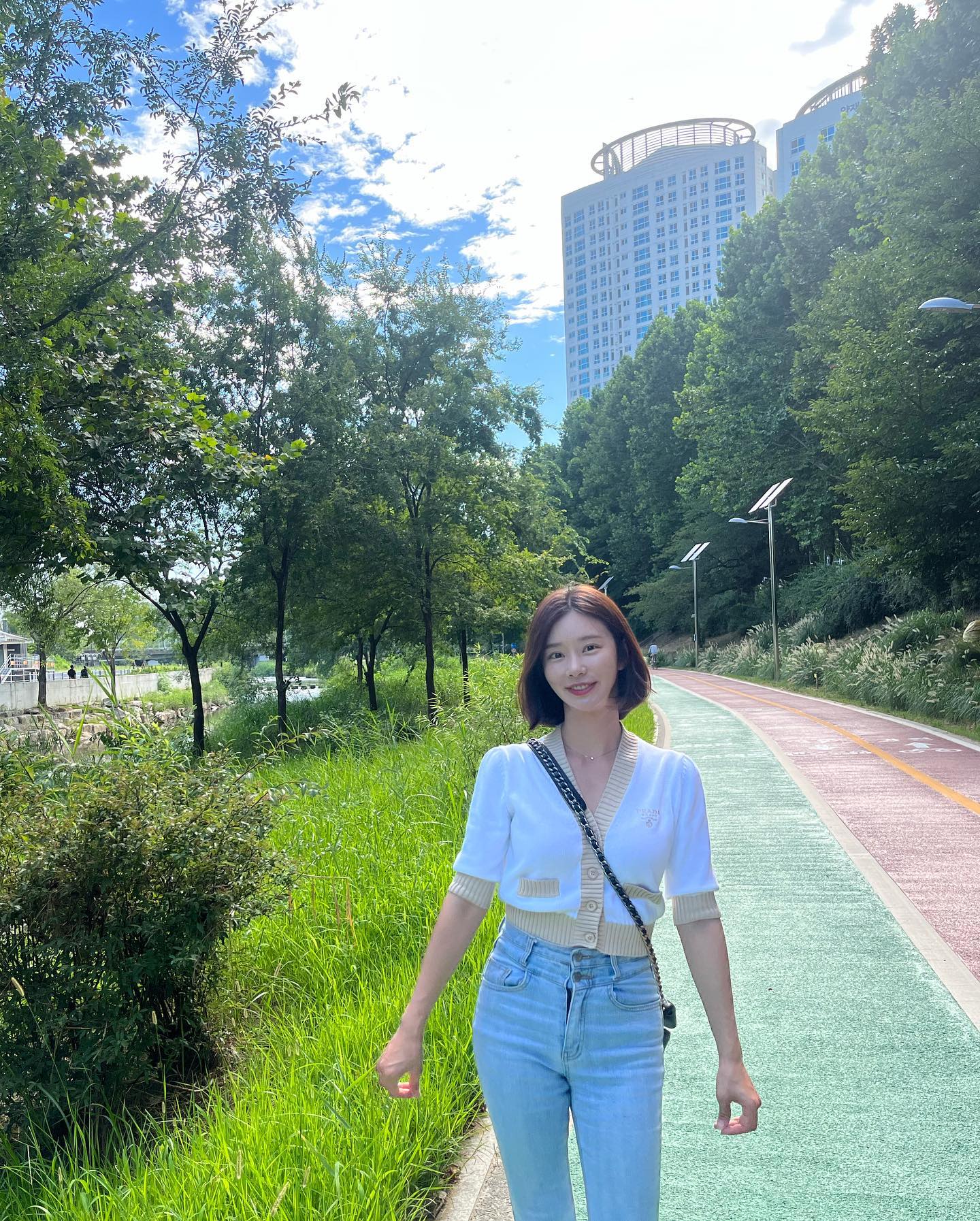 Khán giả không tin nữ phụ phim Queen of Tears đã 35 tuổi và đây là 5 item trẻ trung cô thường diện-2