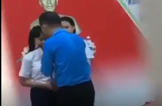 Đình chỉ tổng phụ trách đội túm cổ áo, vuốt tóc nữ sinh ở Đà Nẵng-1