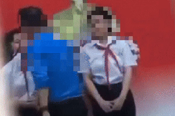 Vụ cán bộ trường túm cổ áo, vuốt tóc, áp sát mặt nữ sinh: Thầy giáo đến nhà xin lỗi gia đình-2