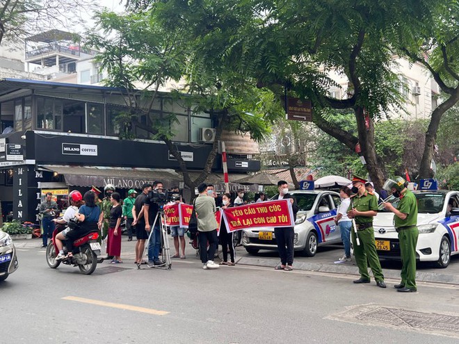 Vụ thai nhi tử vong ở Hà Nội: Người nhà căng băng rôn trước cổng Bệnh viện Thu Cúc-3