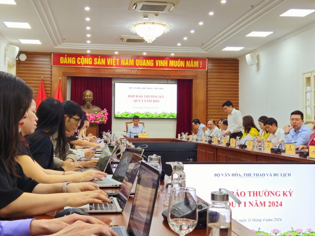 Nghịch lý: Giá vé máy bay tăng chóng mặt, nhiều người dân rủ nhau” đi nước ngoài-2