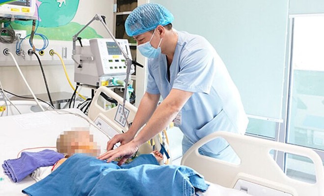 Bố mẹ tự ý cho con dừng thuốc khi đang điều trị bệnh, bé 5 tuổi nguy kịch-1