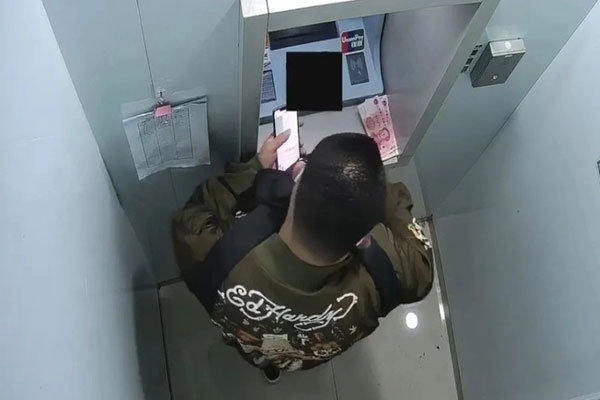 Theo dõi người đàn ông rút sạch 424 triệu đồng ở máy ATM, cảnh sát đột kích tận hang ổ, bắt giữ 12 đối tượng và thu giữ hơn 34 tỷ đồng-2