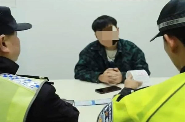 Để chó lái ô tô phóng vun vút gây kinh hãi, người đàn ông bị cảnh sát phạt-2