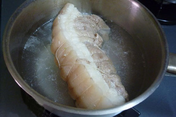 Nhiều người luộc thịt thường buộc chặt một sợi chỉ bên ngoài miếng thịt, mục đích thật sự là gì?-1