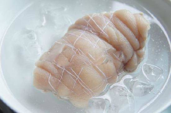 Nhiều người luộc thịt thường buộc chặt một sợi chỉ bên ngoài miếng thịt, mục đích thật sự là gì?-5