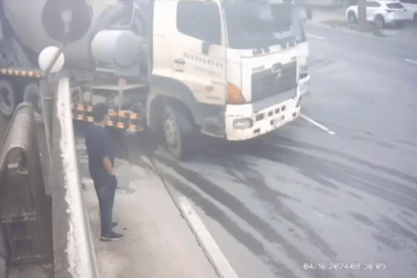 Xe chở xi măng bị tông 