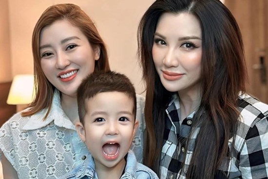 Vợ cũ Bằng Kiều đăng ảnh 3 người, biết danh tính ai nấy đều khen: Quả là gia đình văn minh hiếm có!