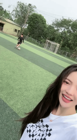 Sau tuần trăng mật, Quang Hải đưa Chu Thanh Huyền ra sân bóng làm một điều mà vợ bầu phải khen nức nở-2