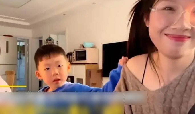 Bà mẹ xinh đẹp cố tình mặc gợi cảm để livestream, hành động của con trai 5 tuổi quá ngọt ngào-1