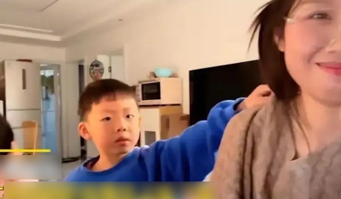 Bà mẹ xinh đẹp cố tình mặc gợi cảm để livestream, hành động của con trai 5 tuổi quá ngọt ngào-2