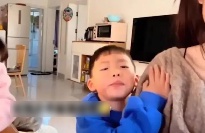 Bà mẹ xinh đẹp cố tình mặc gợi cảm để livestream, hành động của con trai 5 tuổi quá ngọt ngào-3