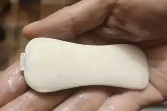 Nghi vấn lưỡi dao trong xà phòng cứa cổ người tắm, dân mạng TQ yêu cầu điều tra