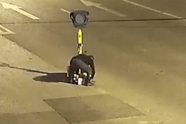 Clip: Người đàn ông trộm pin đèn tín hiệu giao thông trên phố