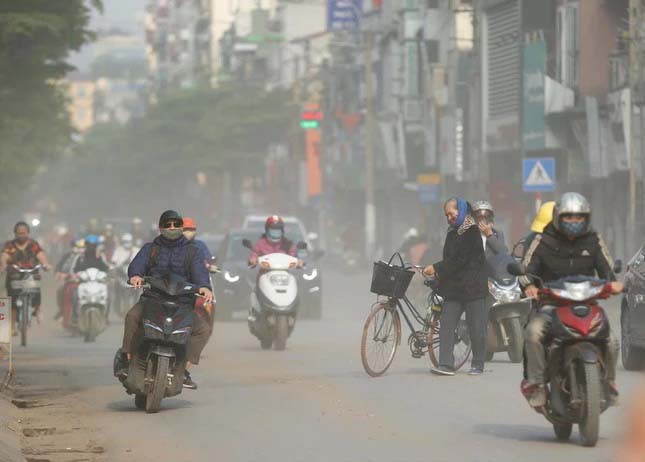 Ô nhiễm không khí vượt ngưỡng, Hà Nội sẽ phun nước rửa đường trở lại-1
