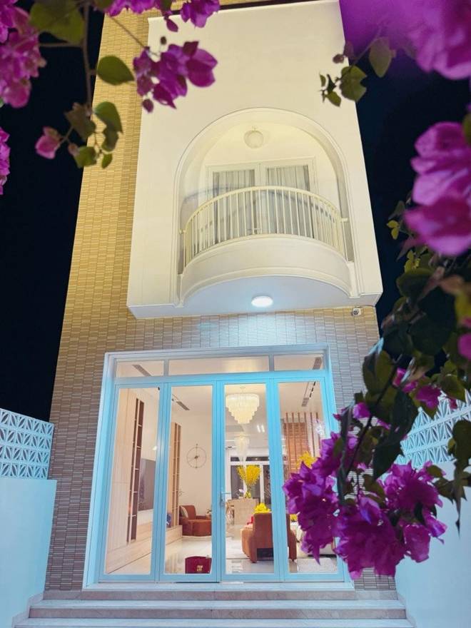 Làm trợ lý Hồ Ngọc Hà, chàng trai tậu được biệt thự cực xinh xắn, không kém nhà đàn chị-2