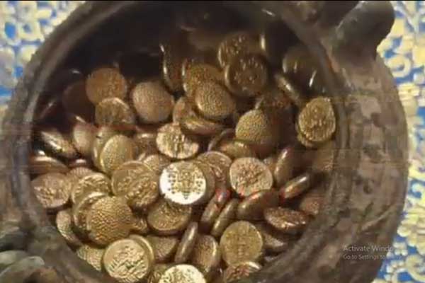 Dọn dẹp bãi đất hoang, công nhân bất ngờ tìm thấy hàng trăm vật thể bằng vàng-2