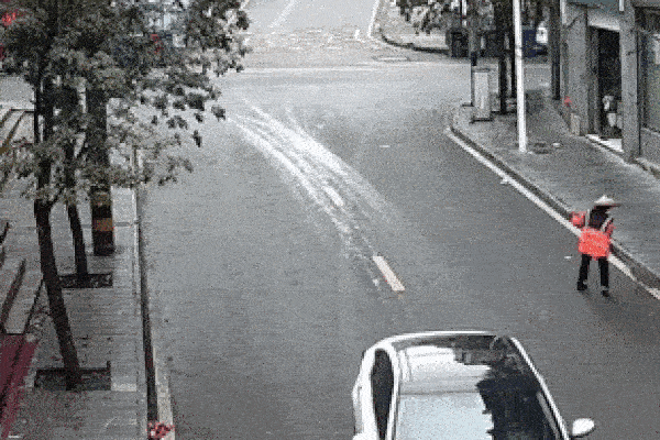 Nữ tài xế quên kéo phanh tay, ô tô trôi dốc đâm hàng loạt xe máy trên đường