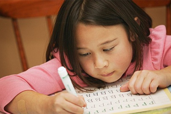 Con gái đêm nào cũng kêu nhà bên cạnh quá ồn, mẹ thắc mắc nhưng nhà đó không có người ở-1