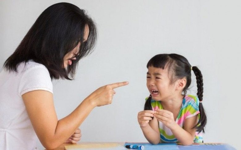 Con gái đêm nào cũng kêu nhà bên cạnh quá ồn, mẹ thắc mắc nhưng nhà đó không có người ở-3