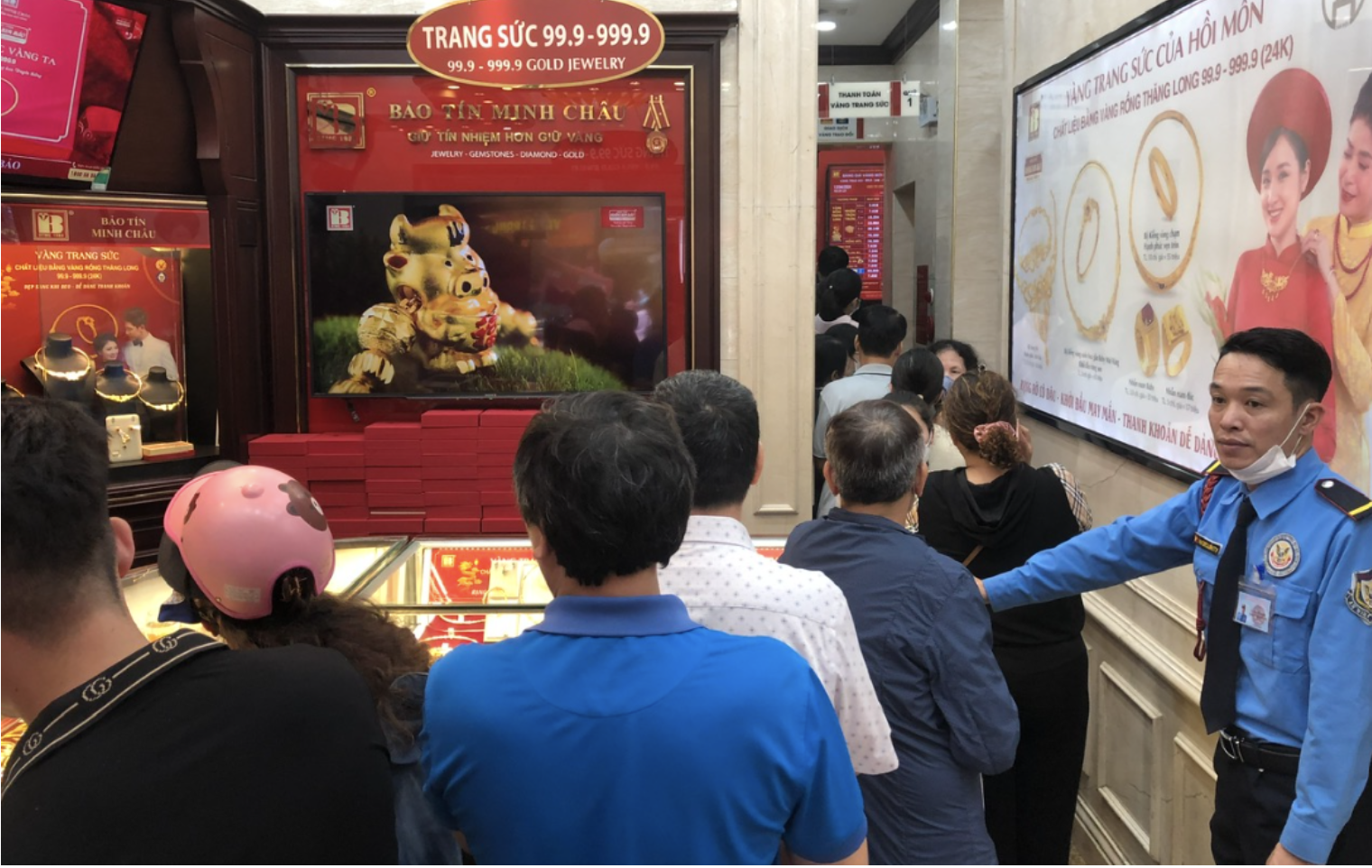 Giá vàng nhẫn treo cao, người dân đổ xô đi bán chốt lời-1