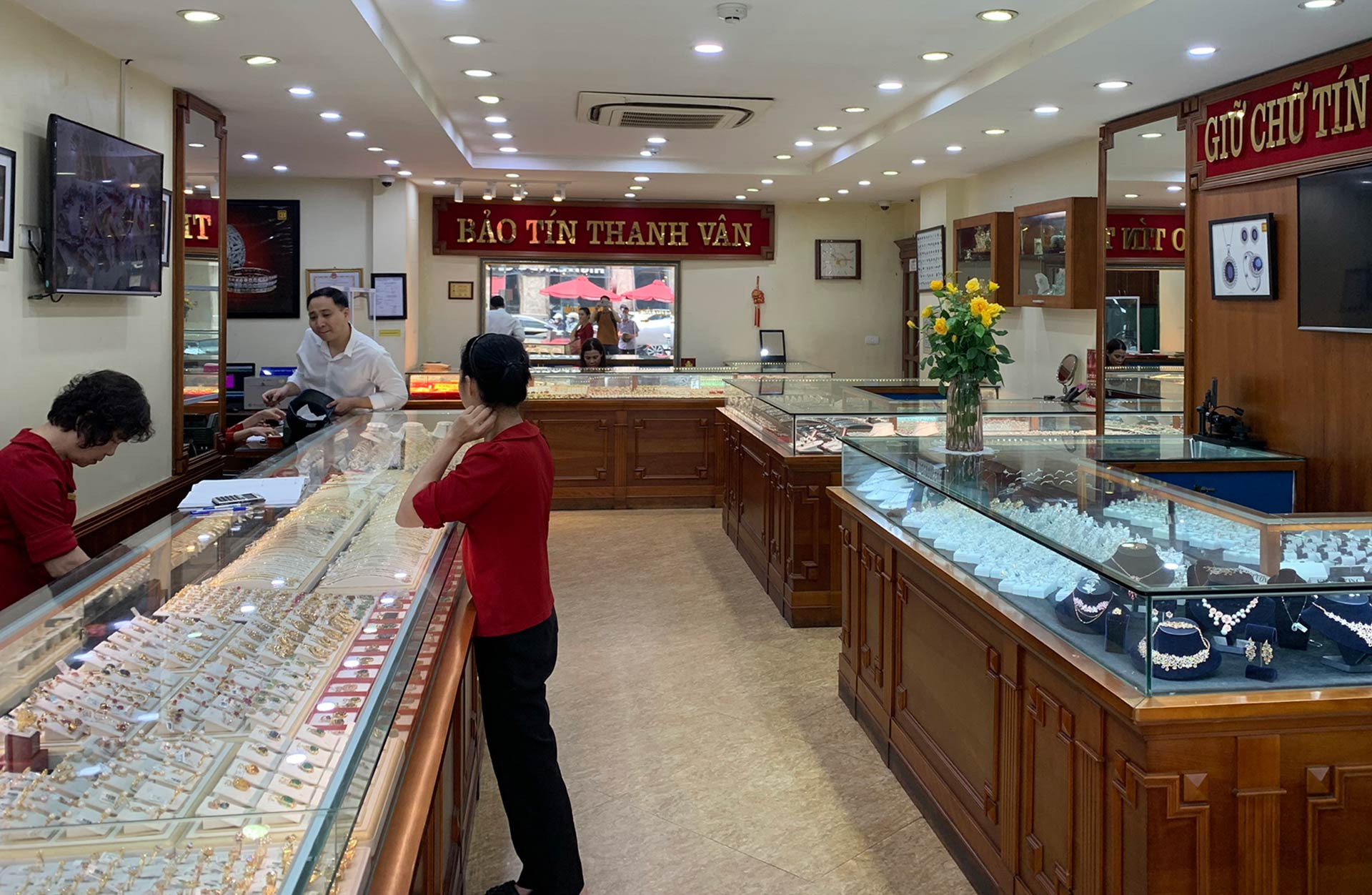 Giá vàng nhẫn treo cao, người dân đổ xô đi bán chốt lời-3