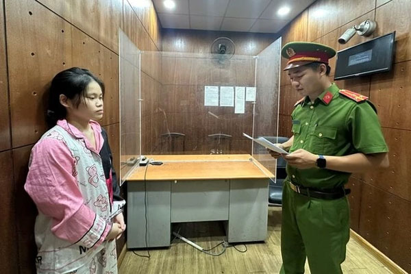 Kẻ bắt cóc 2 bé gái ở phố đi bộ Nguyễn Huệ bị khởi tố thêm tội danh-1