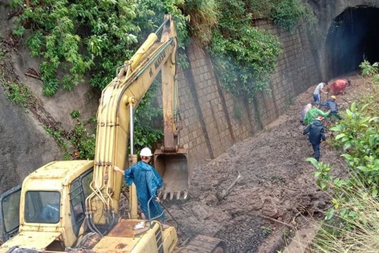 NÓNG: Sạt lở hầm ở đèo Cả, đường sắt tê liệt