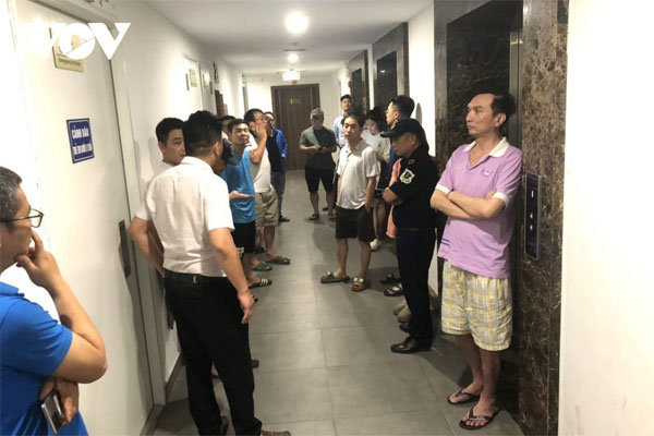 Cư dân tại chung cư Hà Nội Paragon khốn khổ vì bị cắt nước, dừng dịch vụ-1