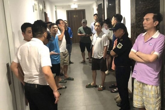 Cư dân tại chung cư Hà Nội Paragon khốn khổ vì bị cắt nước, dừng dịch vụ