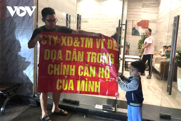 Cư dân tại chung cư Hà Nội Paragon khốn khổ vì bị cắt nước, dừng dịch vụ-3