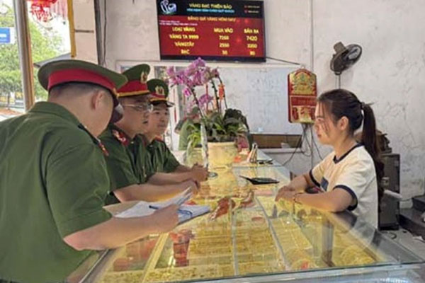 Hai chủ tiệm vàng cùng phố mắc bẫy chiêu lừa đảo tinh vi-1
