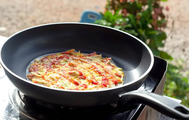 Cách làm bánh tráng nướng bằng chảo thơm ngon, giòn rụm-2