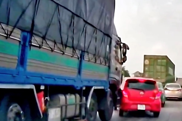 Đi vào điểm mù của xe container, người điều khiển xe đạp điện gặp tai nạn thương tâm-1