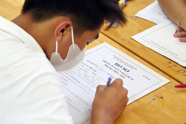 Vật vã tìm trường tư cho con học lớp 10-2