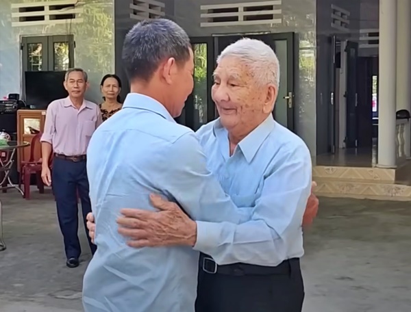 Anh em đồng lòng giúp cha 94 tuổi tìm lại con trai riêng sau 50 năm thất lạc-3