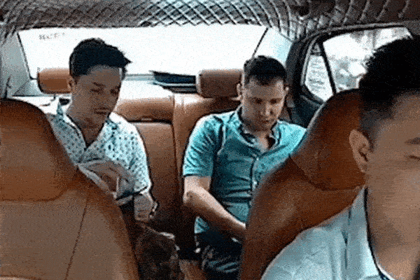 Khách Tây đưa nhầm tờ 500.000 đồng, phản ứng tài xế ở Hà Nội làm dậy sóng-1