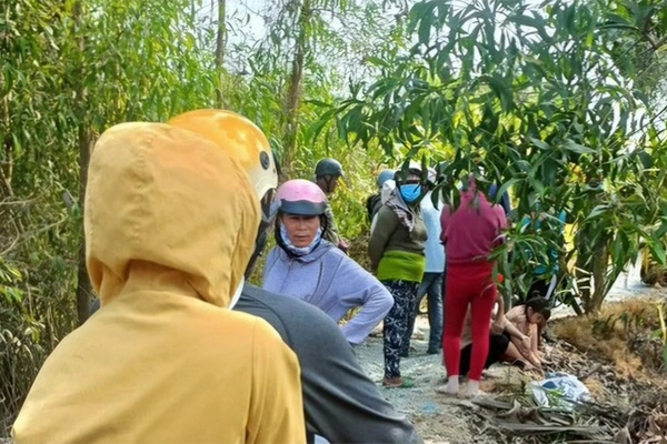 Gọi vợ chồng tôi đến ăn cơm, chị dâu đưa chìa khóa xe ô tô mới mua cùng câu nói làm tôi cay xè mắt-2