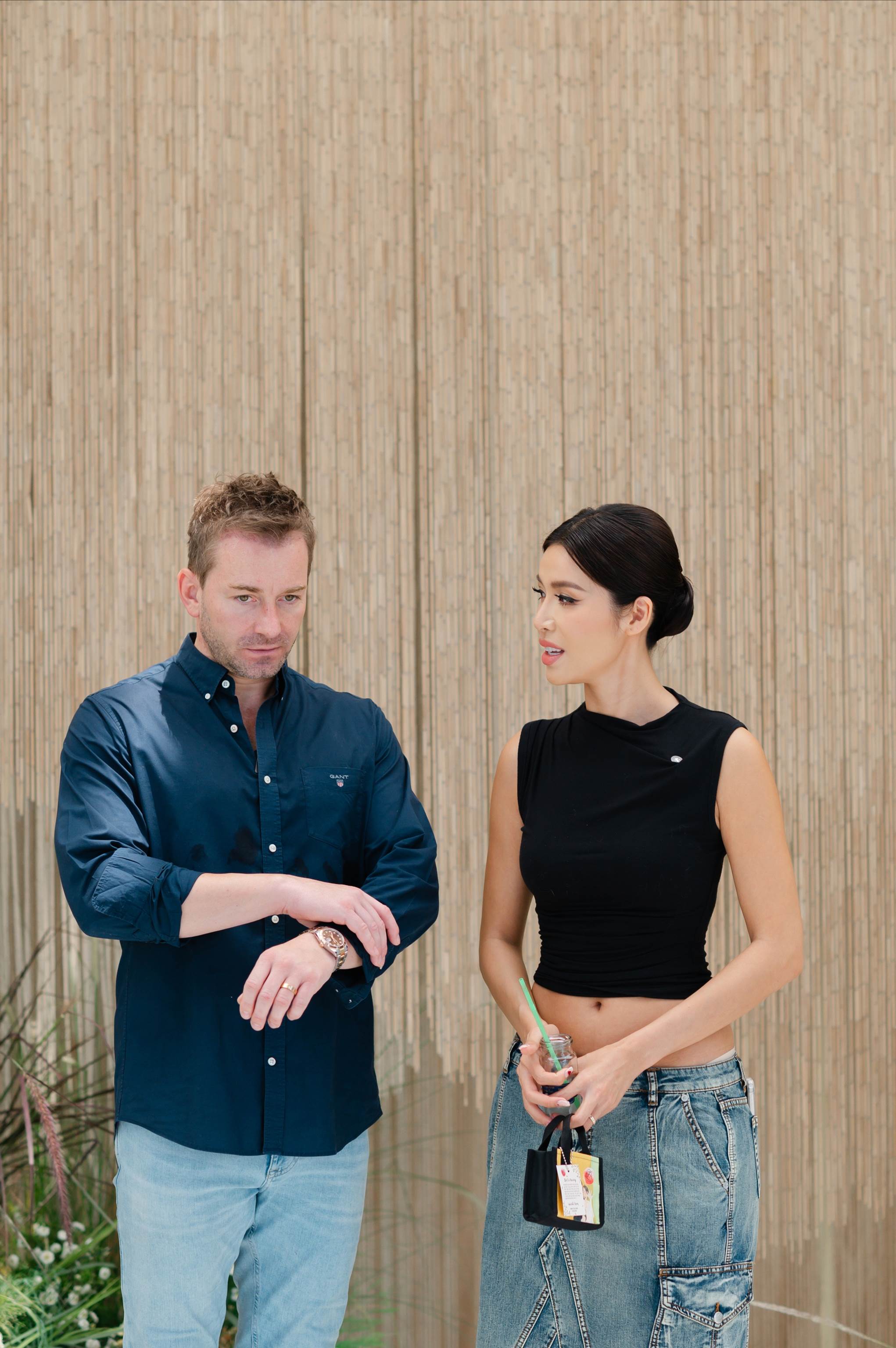 Hé lộ những hình ảnh đầu tiên trong đám cưới Minh Tú: Dâu - rể tất bật, không gian ngập ảnh và hoa!-1