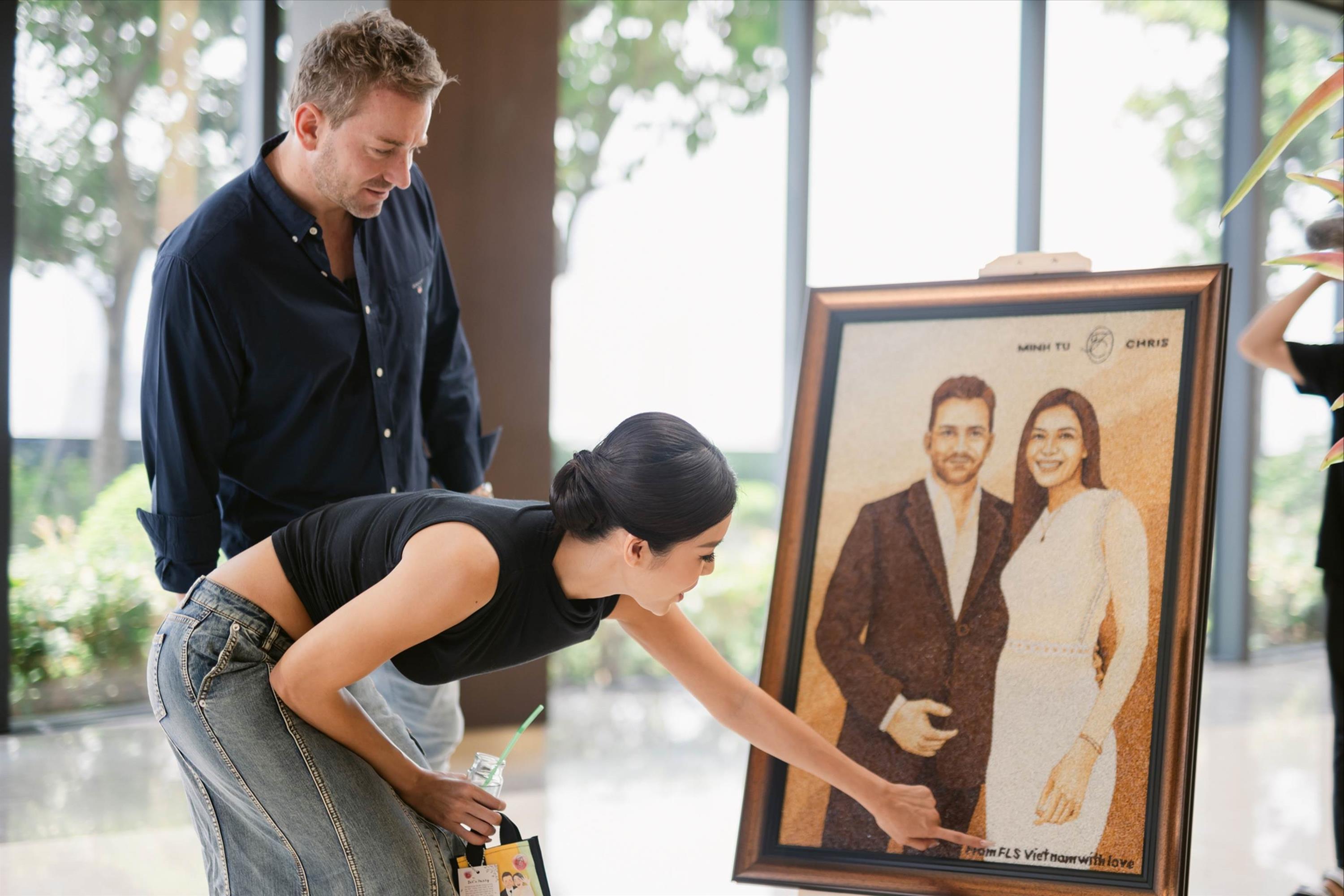 Hé lộ những hình ảnh đầu tiên trong đám cưới Minh Tú: Dâu - rể tất bật, không gian ngập ảnh và hoa!-3