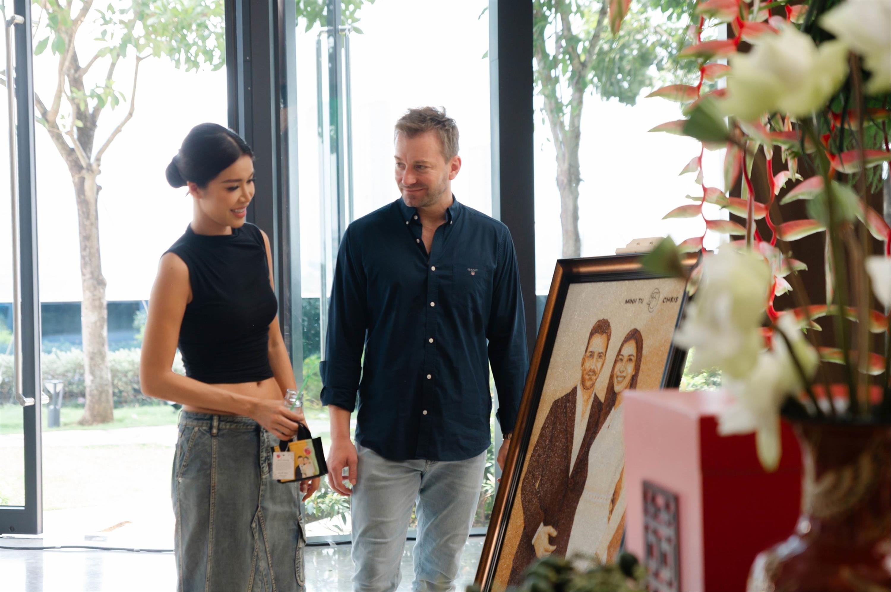 Hé lộ những hình ảnh đầu tiên trong đám cưới Minh Tú: Dâu - rể tất bật, không gian ngập ảnh và hoa!-4