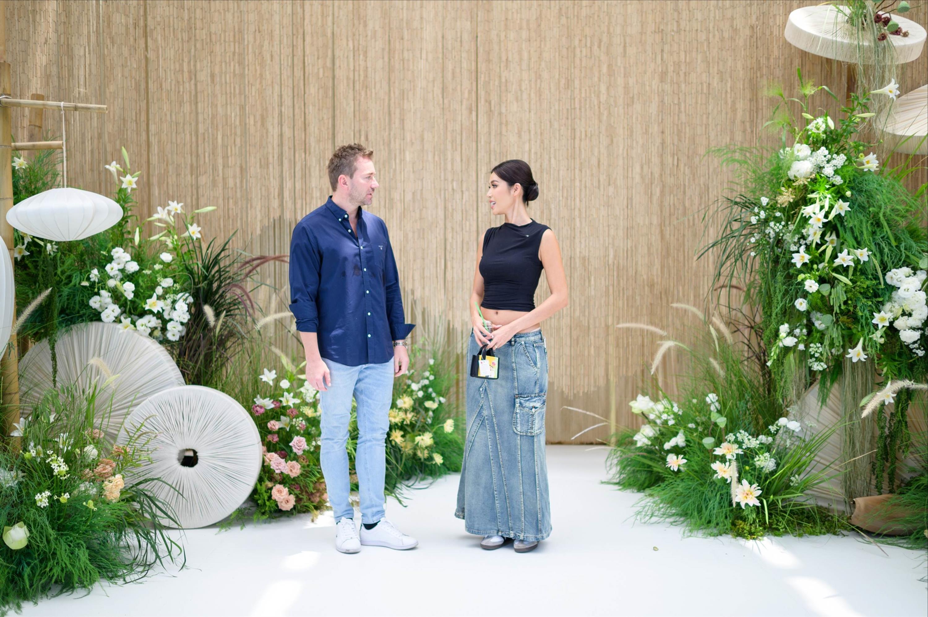 Hé lộ những hình ảnh đầu tiên trong đám cưới Minh Tú: Dâu - rể tất bật, không gian ngập ảnh và hoa!-5