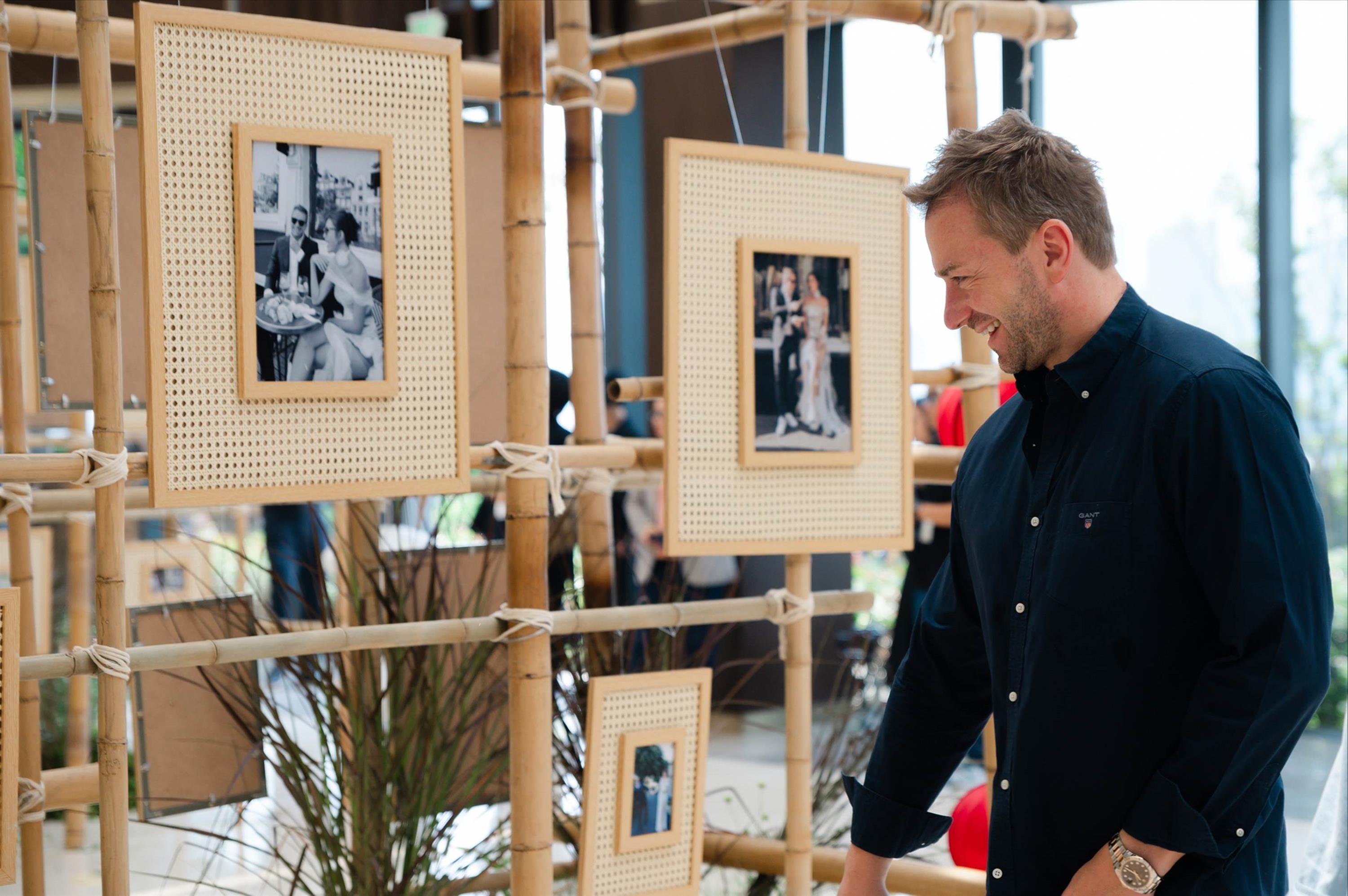 Hé lộ những hình ảnh đầu tiên trong đám cưới Minh Tú: Dâu - rể tất bật, không gian ngập ảnh và hoa!-6