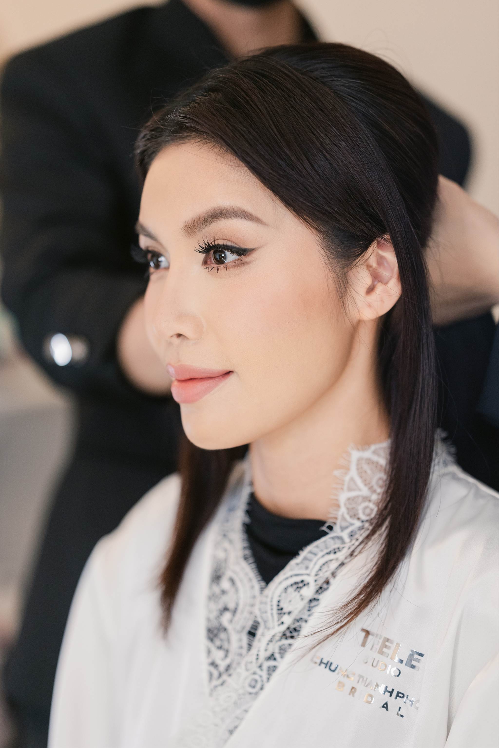 Hé lộ những hình ảnh đầu tiên trong đám cưới Minh Tú: Dâu - rể tất bật, không gian ngập ảnh và hoa!-8