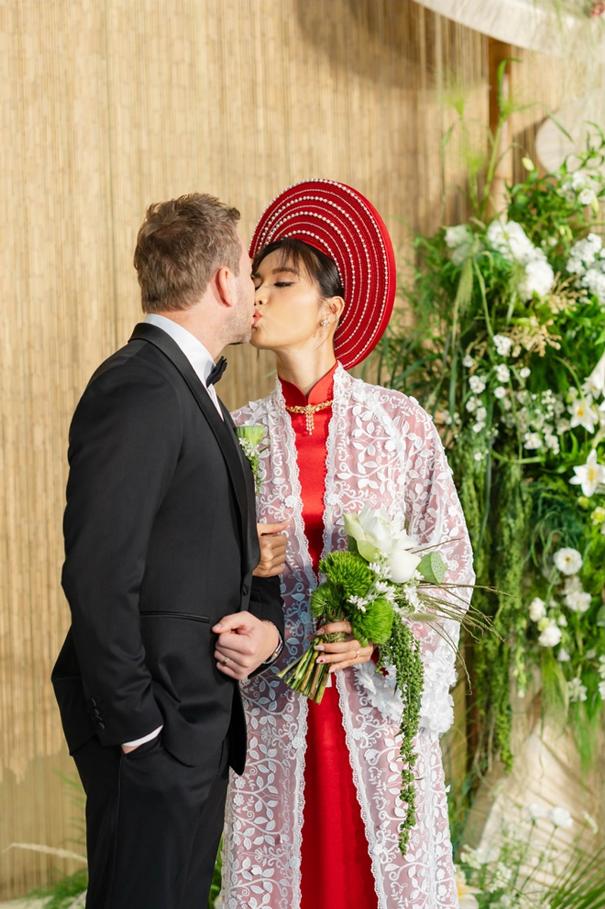 Cô dâu Minh Tú diện áo dài lấy cảm hứng từ mẹ, bó hoa cưới đặc biệt gây xúc động mạnh-2