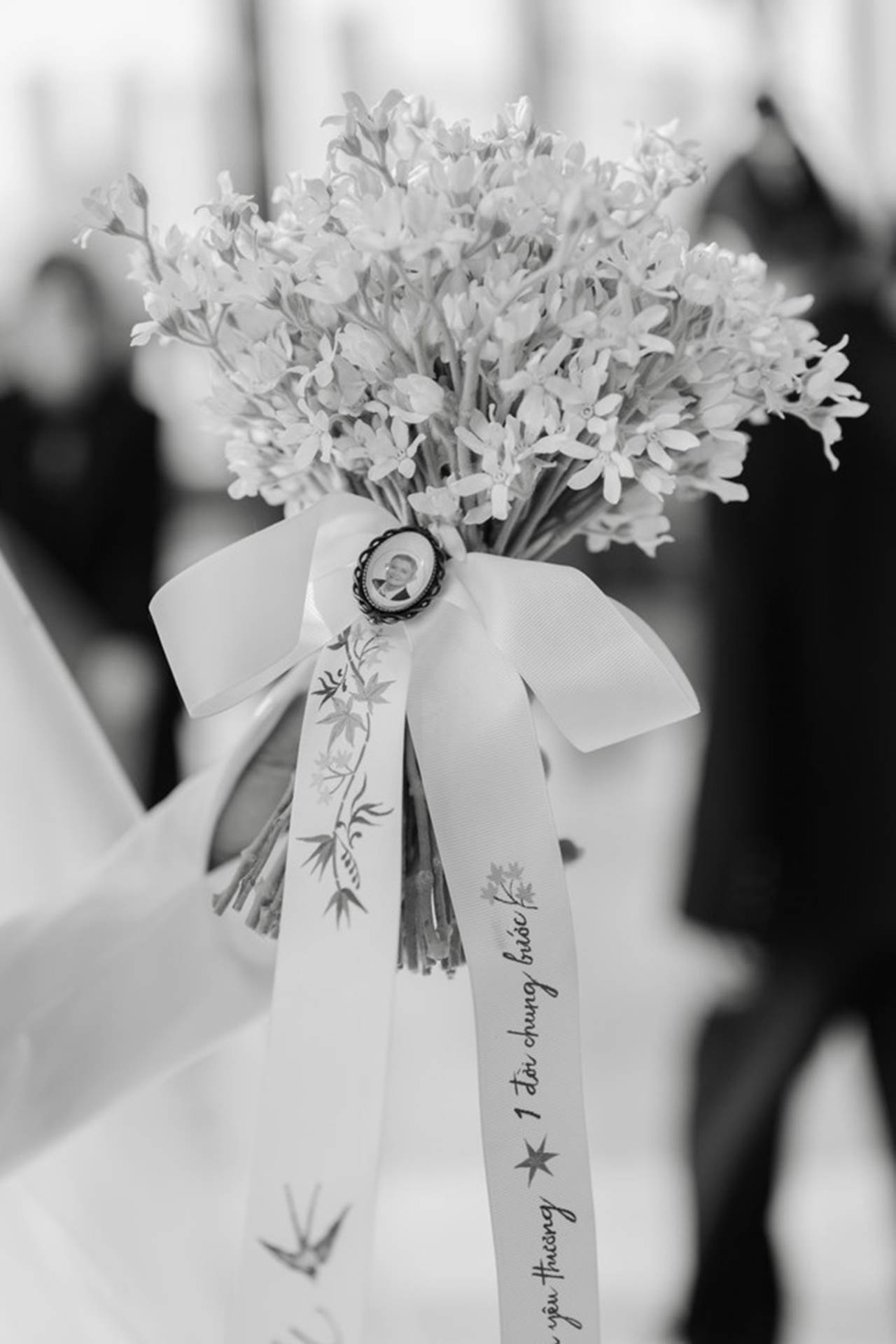 Cô dâu Minh Tú diện áo dài lấy cảm hứng từ mẹ, bó hoa cưới đặc biệt gây xúc động mạnh-4