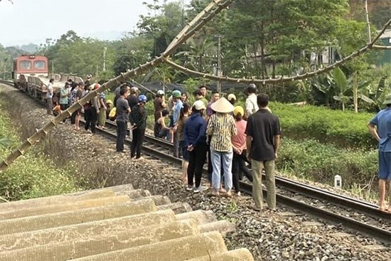 Hai chị em gái tử vong khi đi xe đạp điện băng qua đường sắt