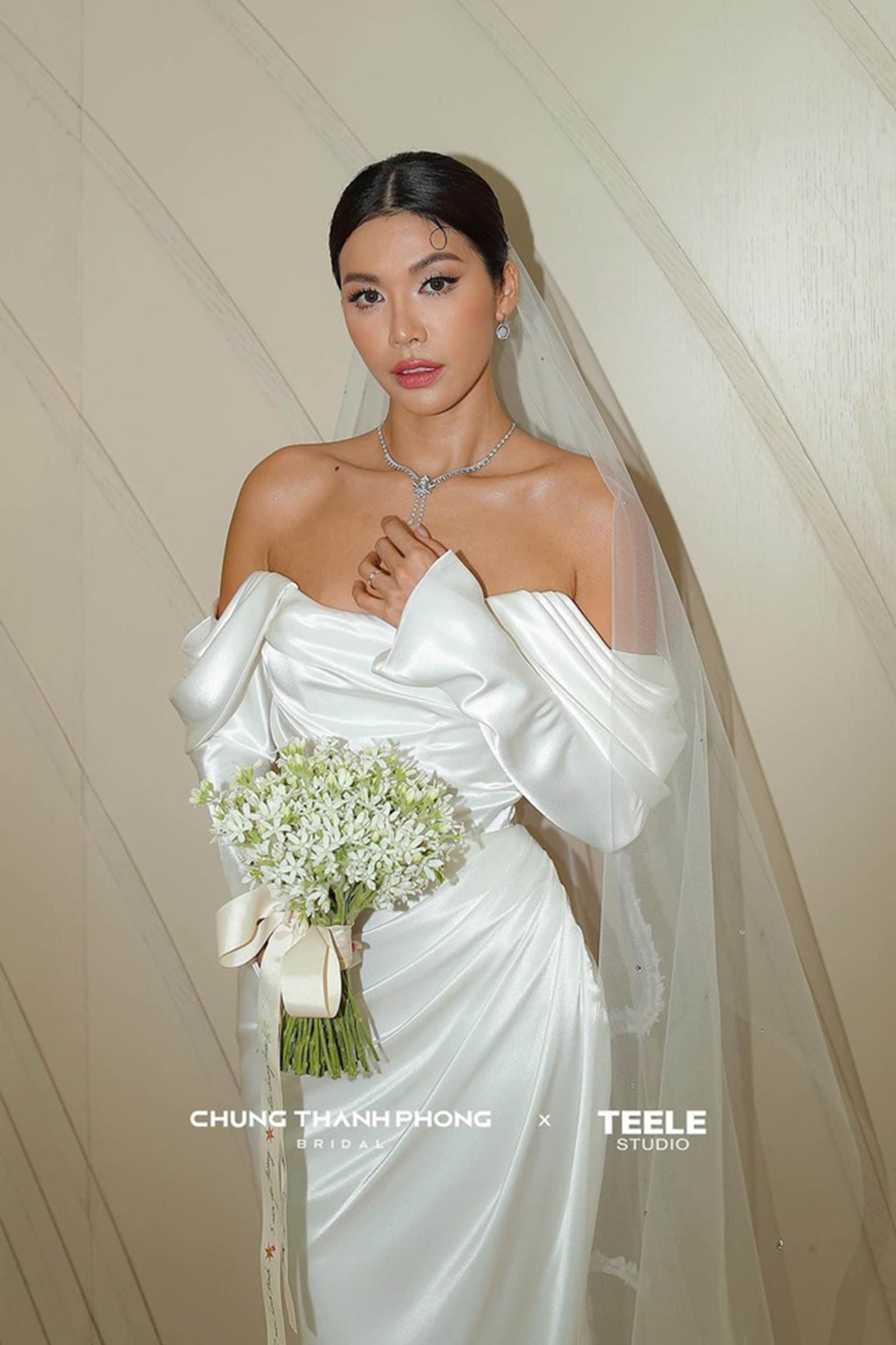 Minh Tú lộ diện xinh đẹp trong váy cưới trắng, bước vào lễ đường trao nụ hôn cực ngọt với chú rể-4