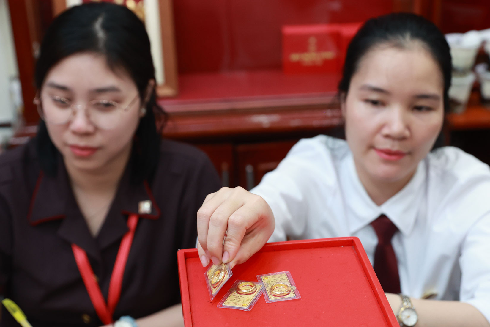 Giá vàng hôm nay 14/4/2024: Đồng loạt giảm mạnh-1