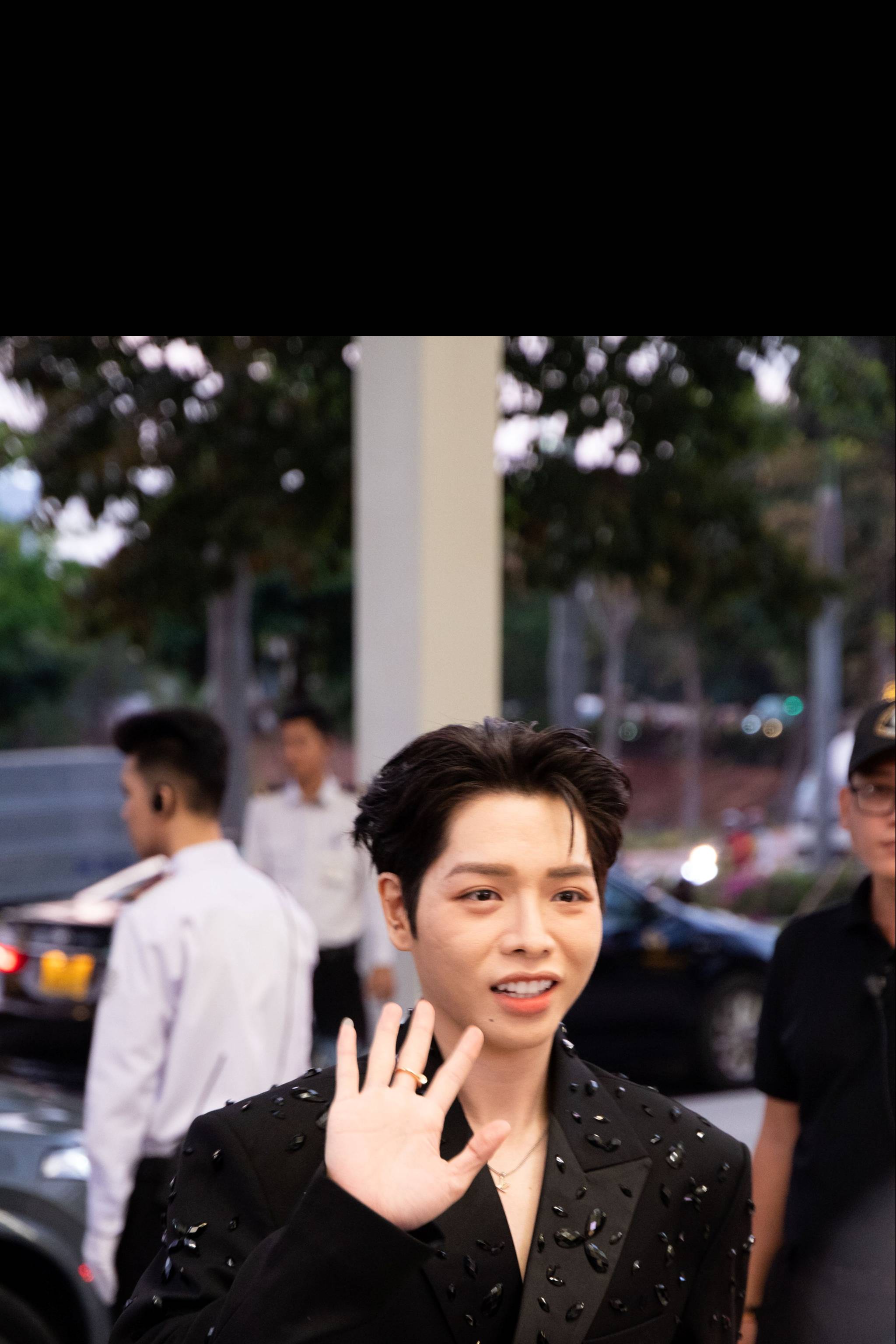 Kiều Minh Tuấn gặp sự cố ở đám cưới Minh Tú, phải đăng đàn nhờ người giải cứu gấp-4